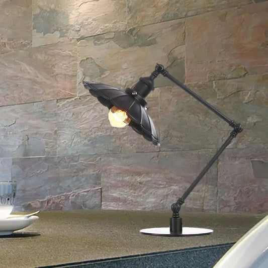 LumiVintage – Lampe Réglable Rétro avec Abat-jour Métallique Sculpté