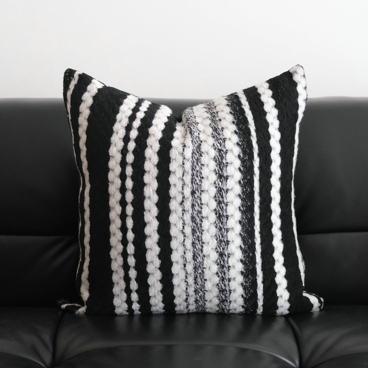 Coussin moderne en fausse fourrure