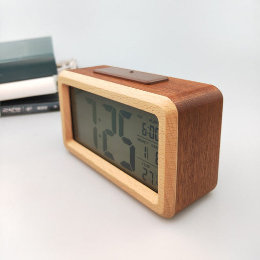 WoodChrono – Réveil en bois élégant avec calendrier