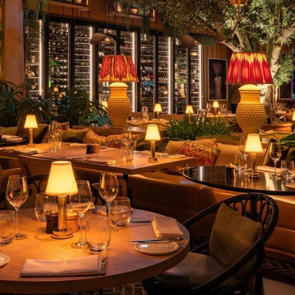 Élégance Sans Fil : Lampe de Table en Tissu Luxe Dimmable