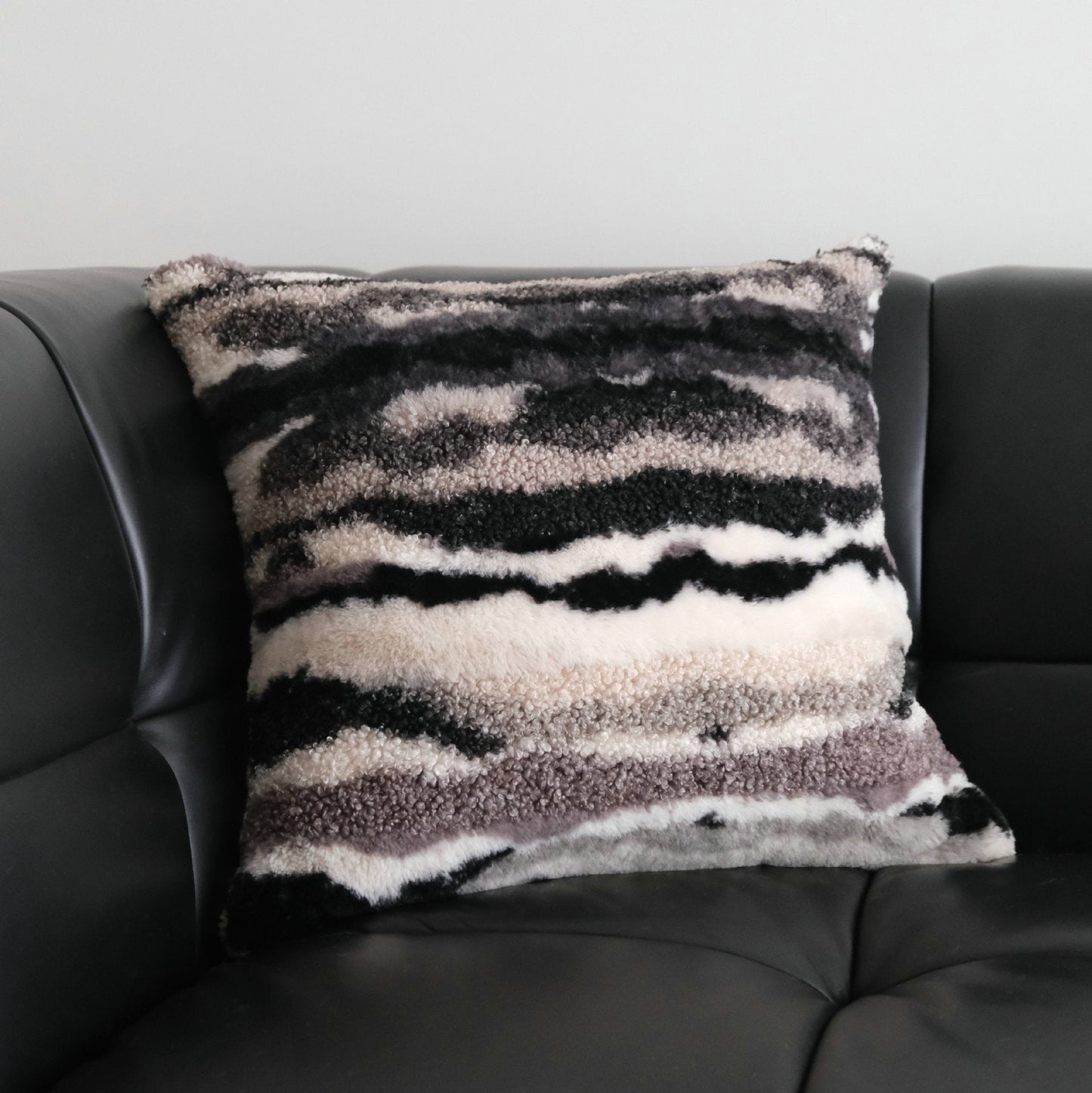 Coussin moderne en fausse fourrure