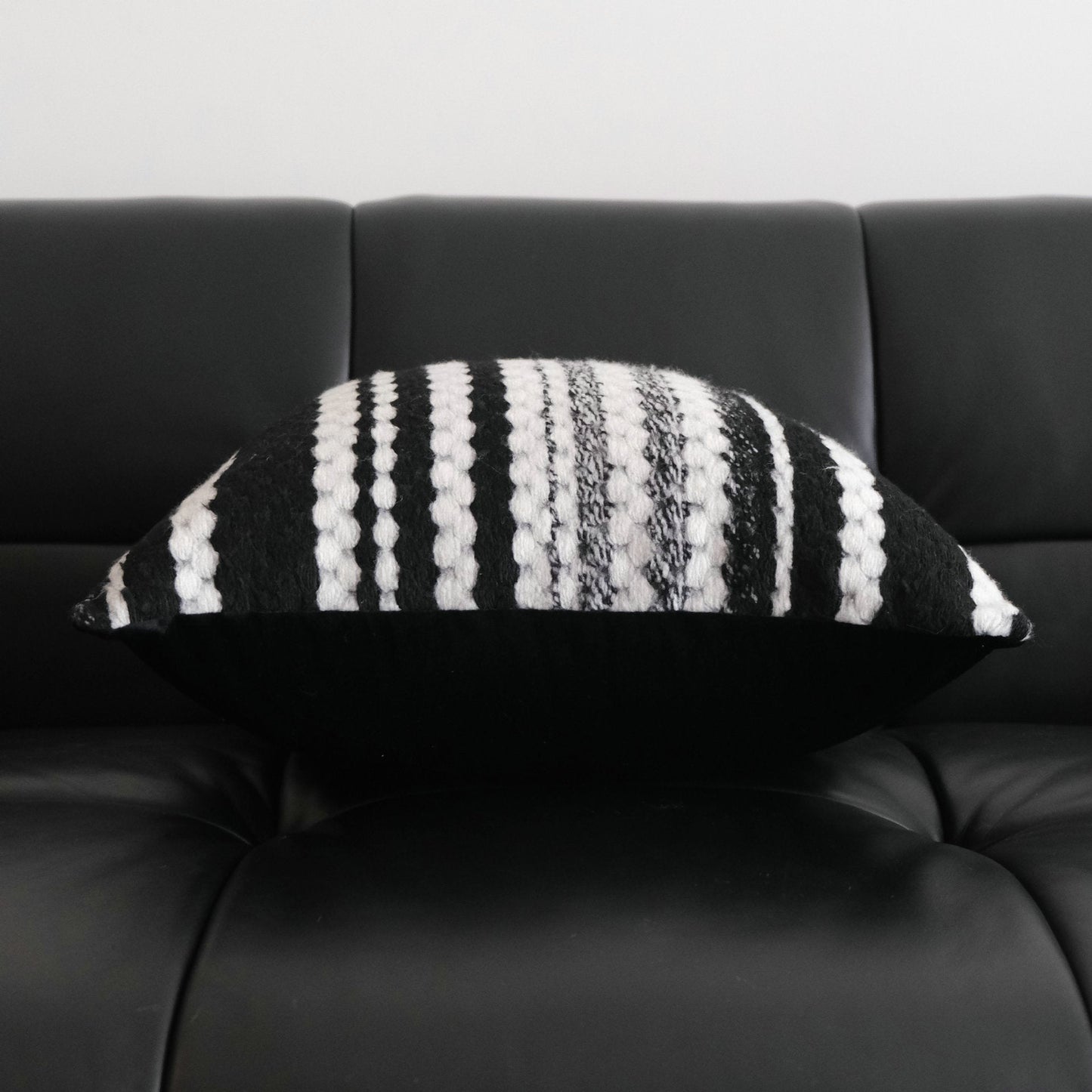 Coussin moderne en fausse fourrure