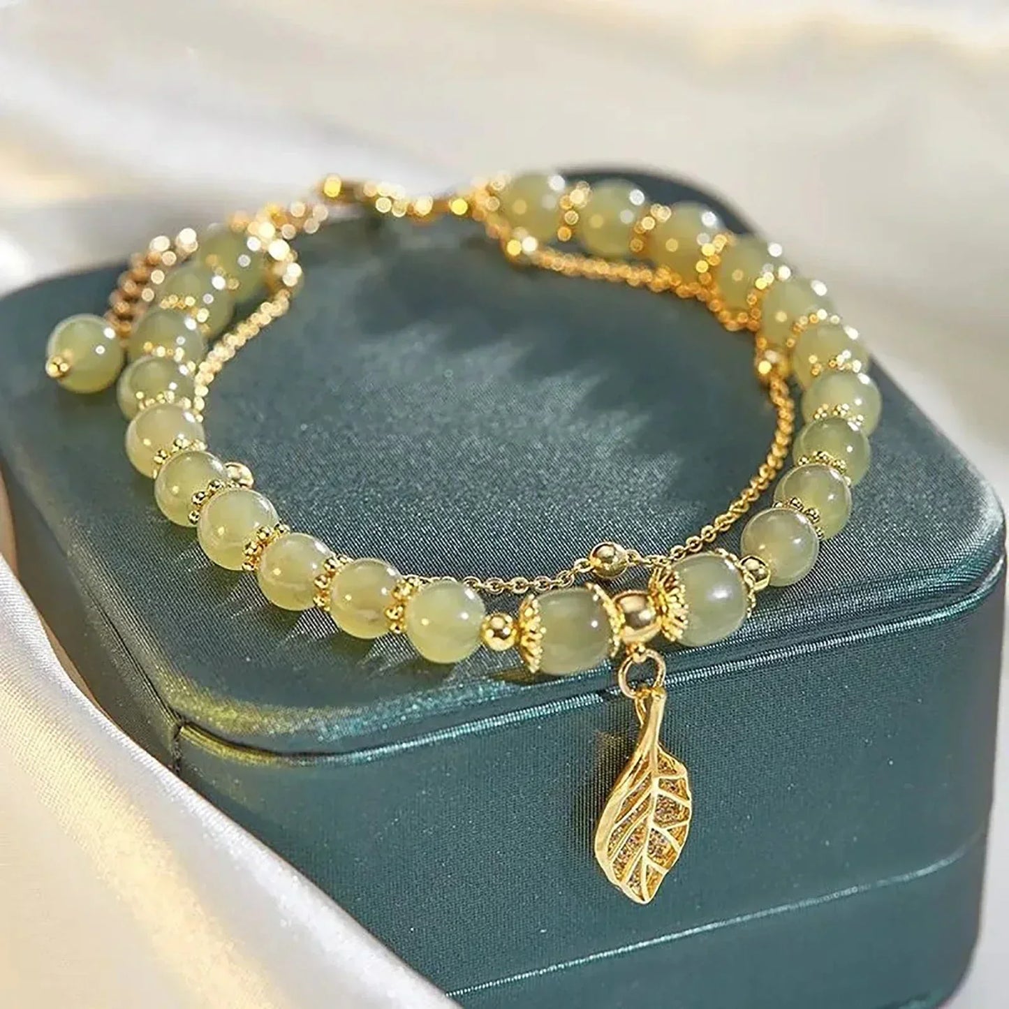 Bracelet en Feuille Élégante en Jade avec un Charme de Feuille Spécial