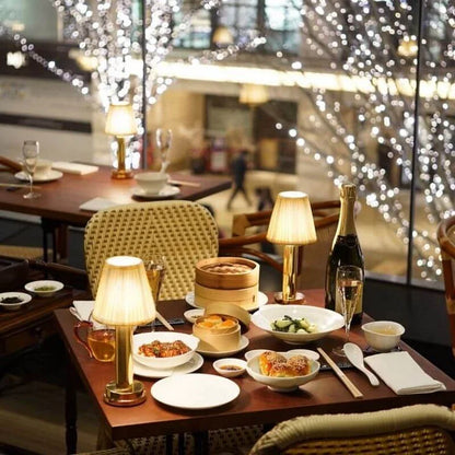 Floroux – Lampe de table sans fil chic avec surface métallique douce