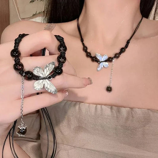 Aurora Papillon et Perle Collier - Une Élégance Envoûtante