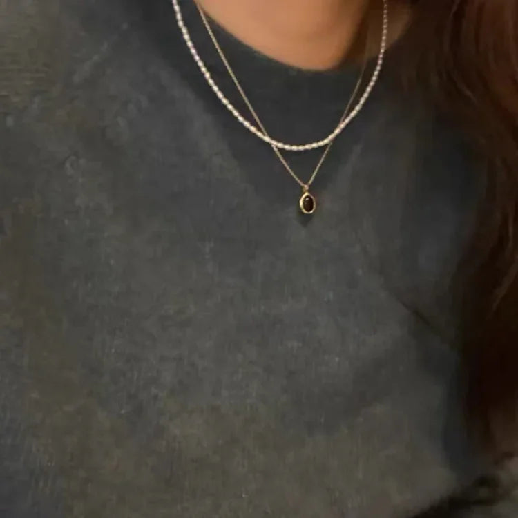 Collier empilable élégant en onyx noir et perles - Collection Aria