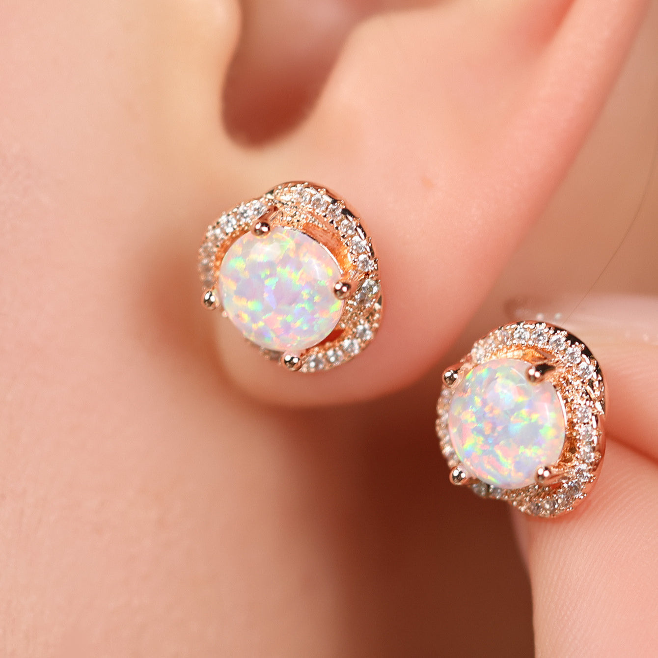 Boucles d'oreilles élégantes en opale blanche et zirconium en forme de trèfle - Collection Elara