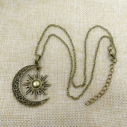 Collier Vintage Enchanteur Soleil et Lune | Deux en un : Double Signification dans Une Magnifique Chaîne !