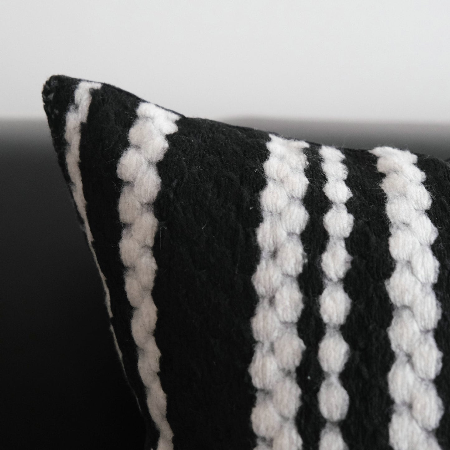 Coussin moderne en fausse fourrure