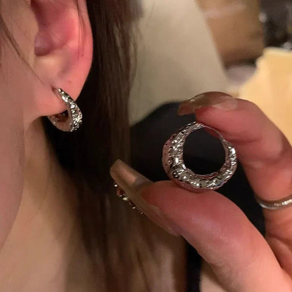 Boucles d'oreilles créoles élégantes Noor pour un look intemporel