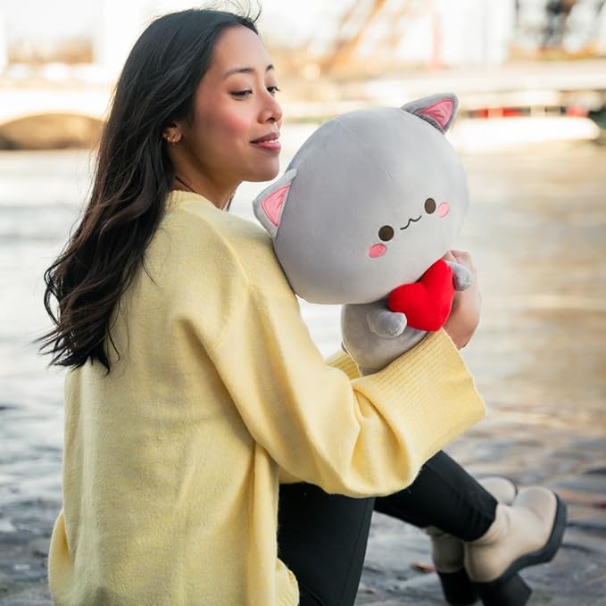 Chat Grisé Doux avec Cœur - Peluche Parfaite pour Tout le Monde