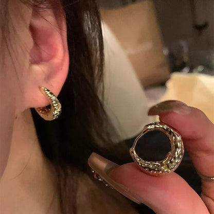 Boucles d'oreilles créoles élégantes Noor pour un look intemporel