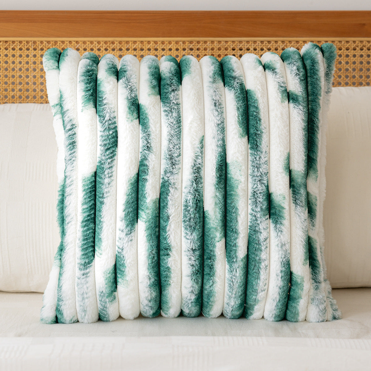 Coussin de jeté rayé en fausse fourrure de couleur dégradée