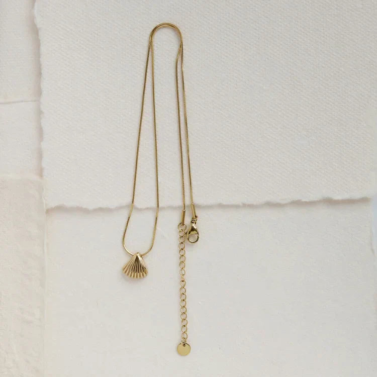 Collier Élégant Fleurs Lilas avec Coquille Saint-Jacques Dorée