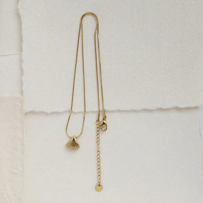 Collier Élégant Fleurs Lilas avec Coquille Saint-Jacques Dorée