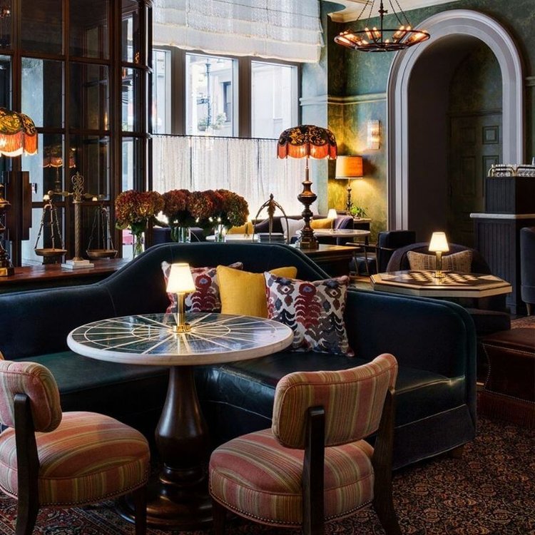 Élégance Sans Fil : Lampe de Table en Tissu Luxe Dimmable