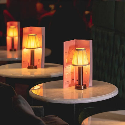 Floroux – Lampe de table sans fil chic avec surface métallique douce