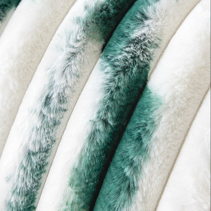 Coussin de jeté rayé en fausse fourrure de couleur dégradée