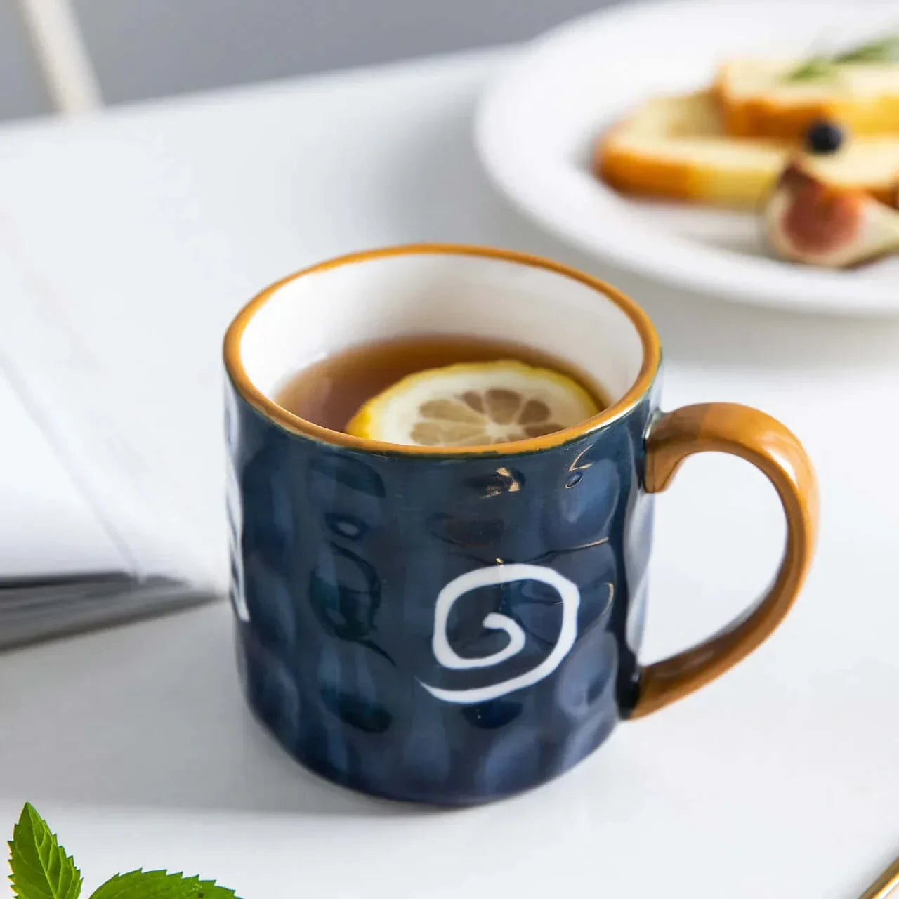 Ensemble de belles grandes tasses avec couvercle en bois