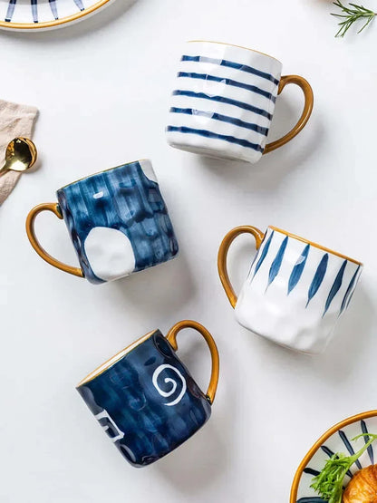 Ensemble de belles grandes tasses avec couvercle en bois