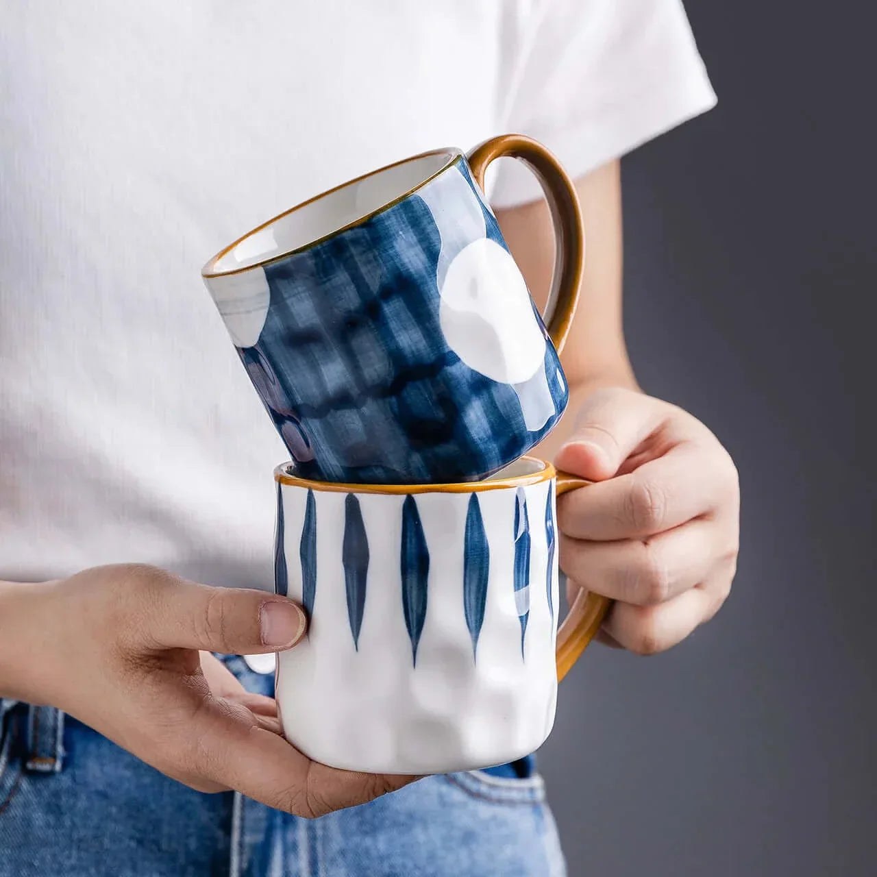 Ensemble de belles grandes tasses avec couvercle en bois