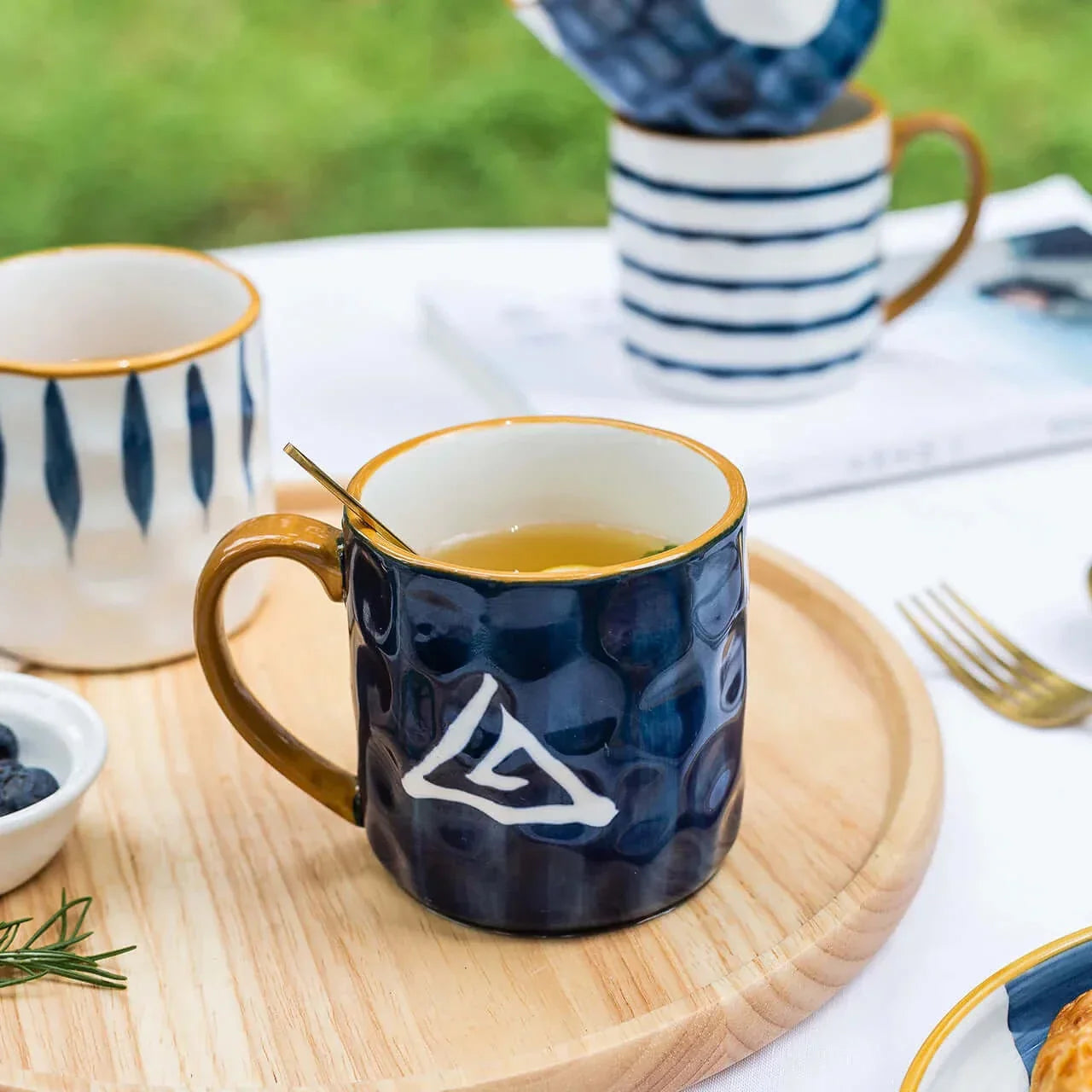 Ensemble de belles grandes tasses avec couvercle en bois