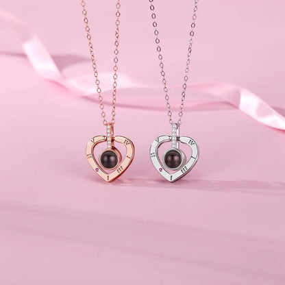 EternalLove Necklace – Collier en forme de cœur en 100 langues