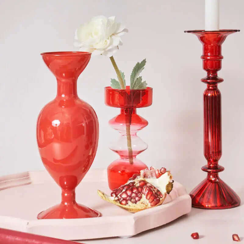Belle collection de porte-bougies en verre rouges
