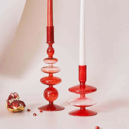 Belle collection de porte-bougies en verre rouges