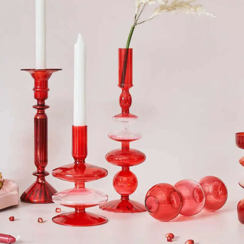 Belle collection de porte-bougies en verre rouges