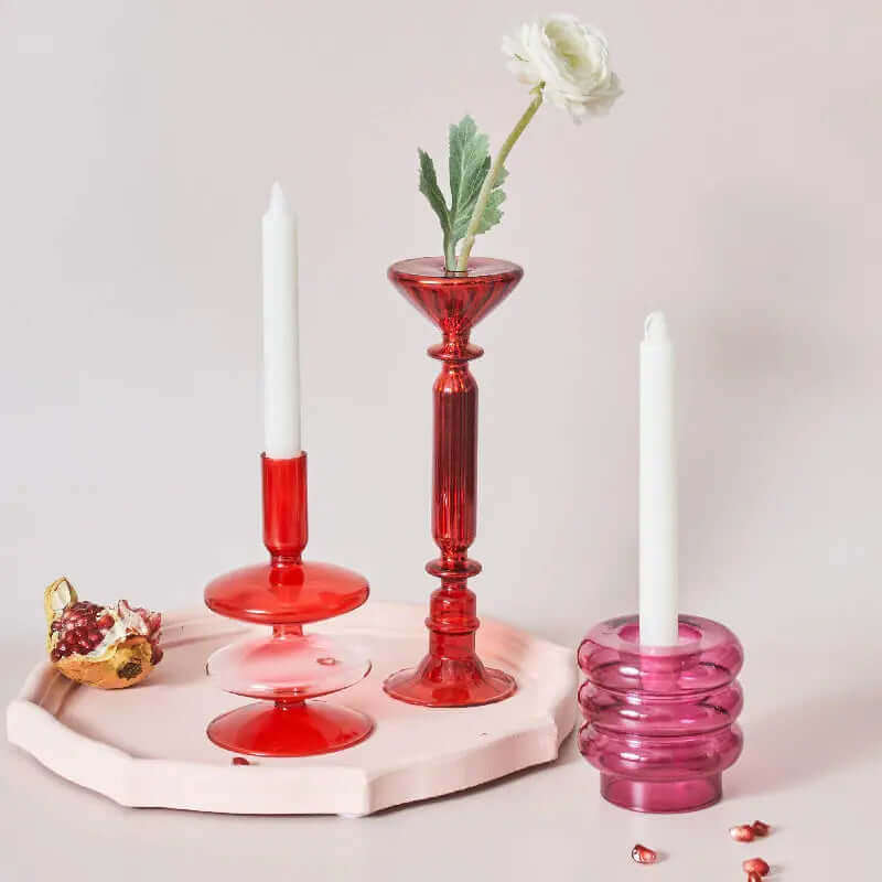 Belle collection de porte-bougies en verre rouges