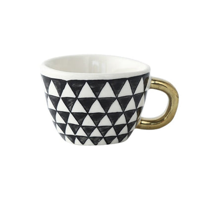 Tasse avec motif géométrique abstrait et anse dorée