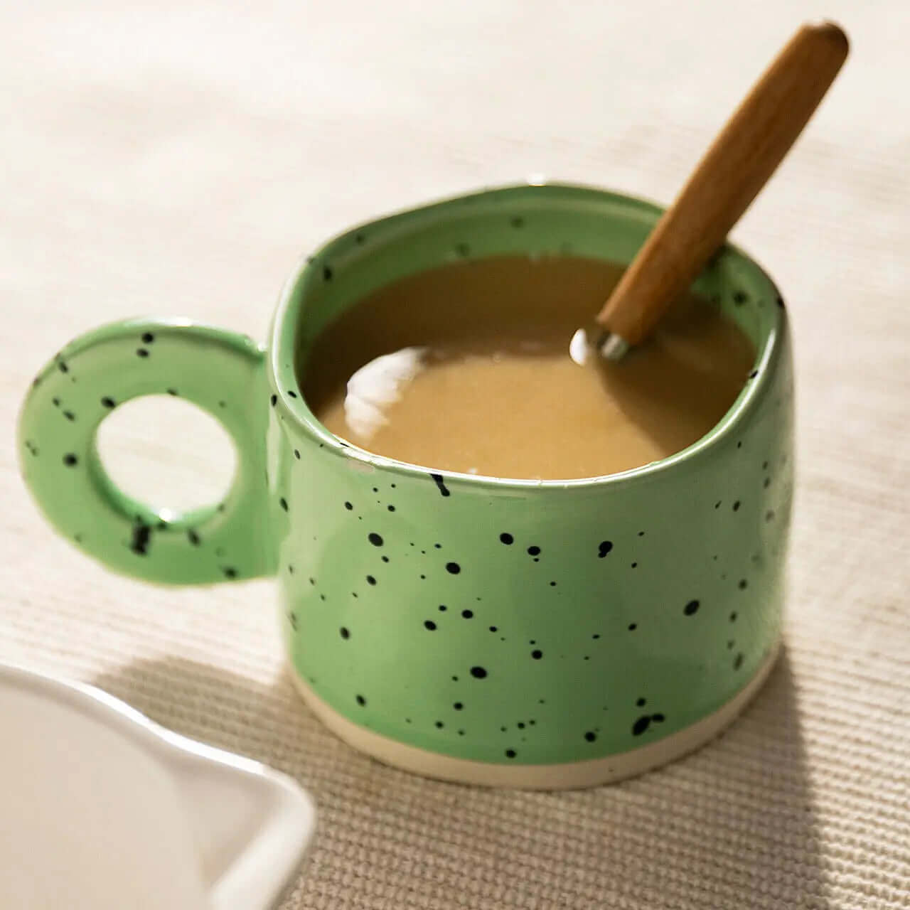 Tasses en porcelaine faite à la main irrégulière couleur bonbon