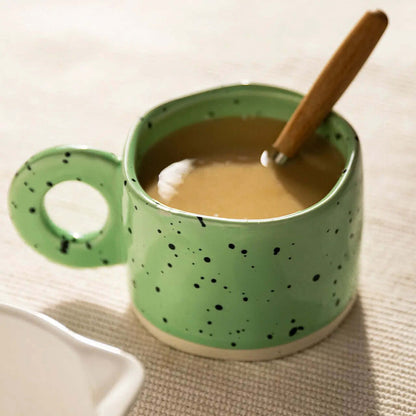 Tasses en porcelaine faite à la main irrégulière couleur bonbon