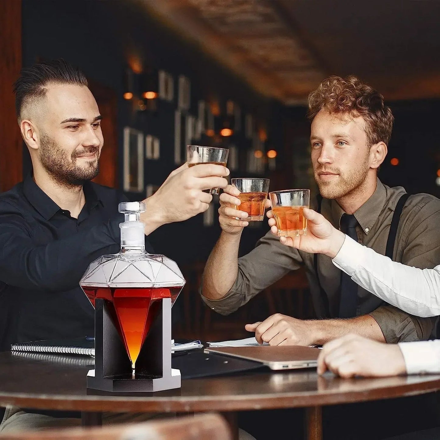 CrystalDrop | Décanteur à whisky en diamant - 1000 ml avec support en bois