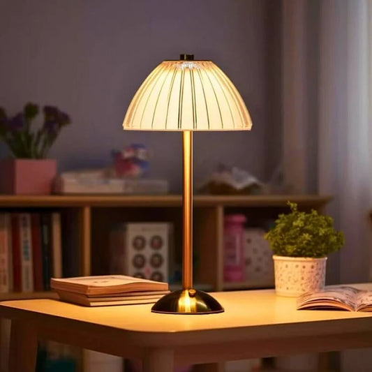 CrystalGlow | Élégante lampe de table en métal sans fil