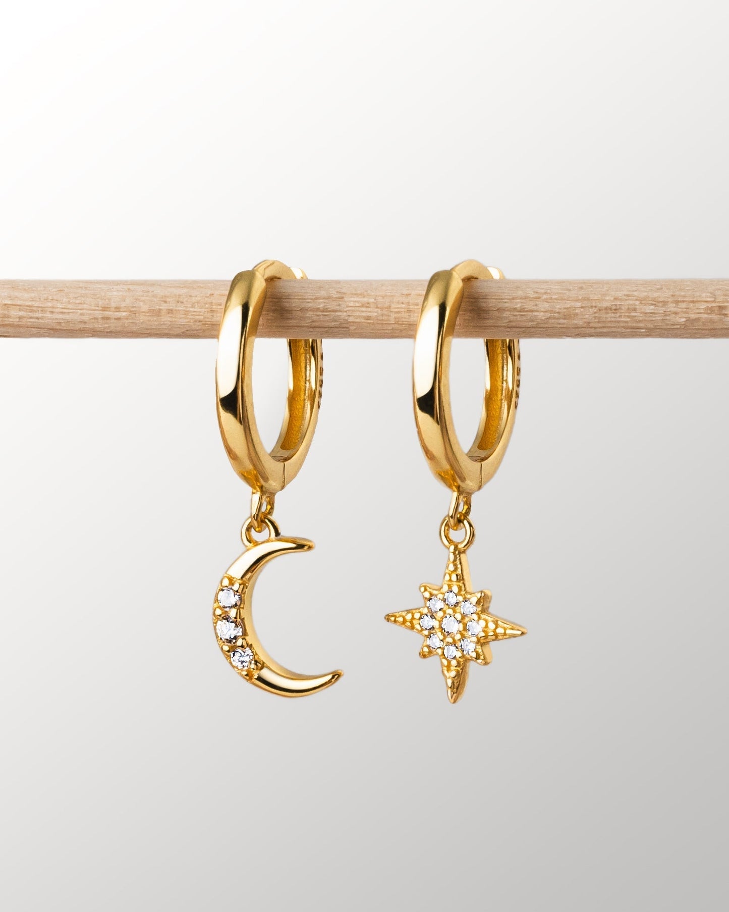Boucles d'oreilles en forme de lune et d'étoiles envoûtantes - Cosmica