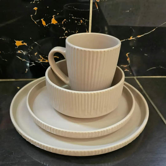 Set de dîner en céramique rayé de 24 pièces