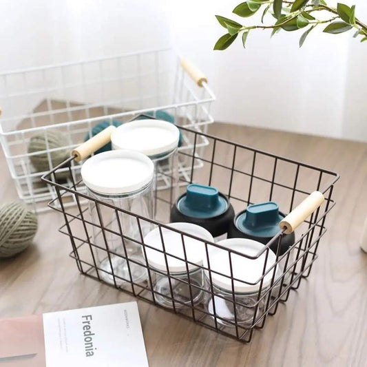 Panier en maille avec des poignées en bambou