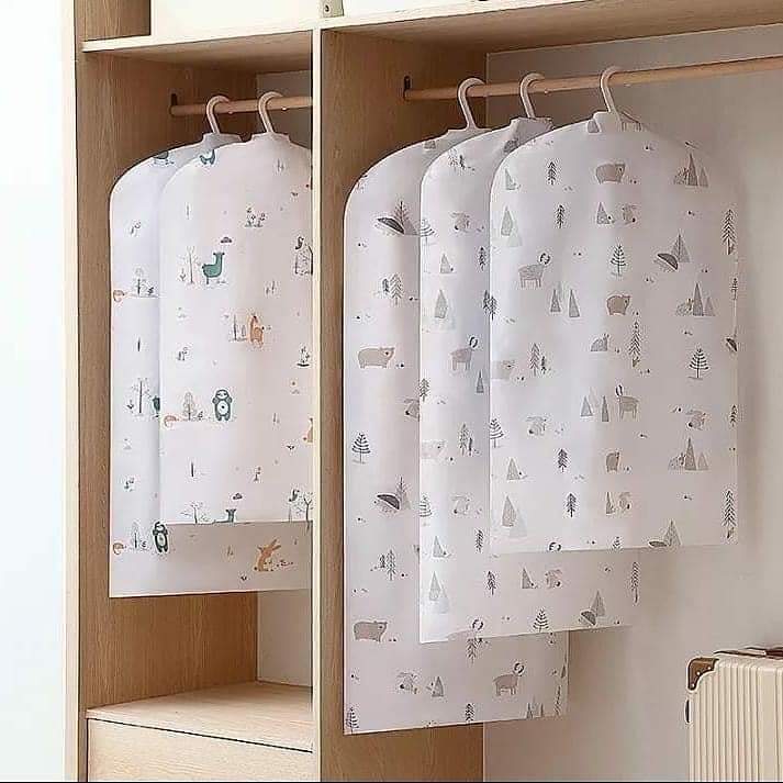 5 Sac de rangement suspendu anti-poussière pour vêtements