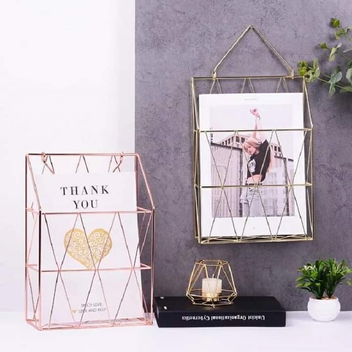 Étagère à magazines murale en or