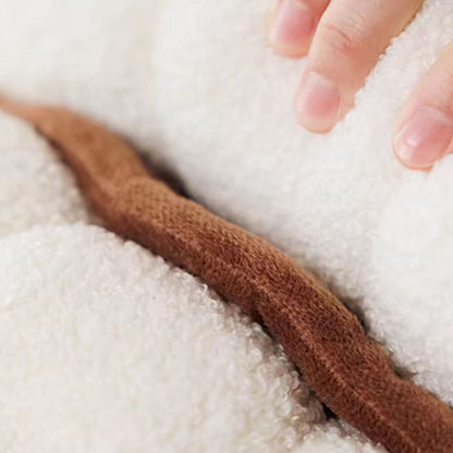 Coussin décoratif en fausse laine d'agneau en forme de biscuit