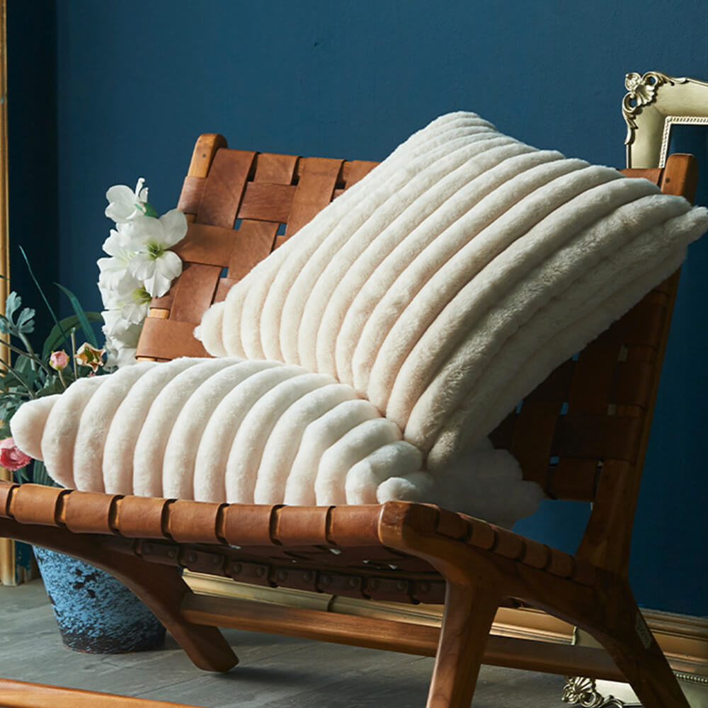 Coussin décoratif en velours rayé doux