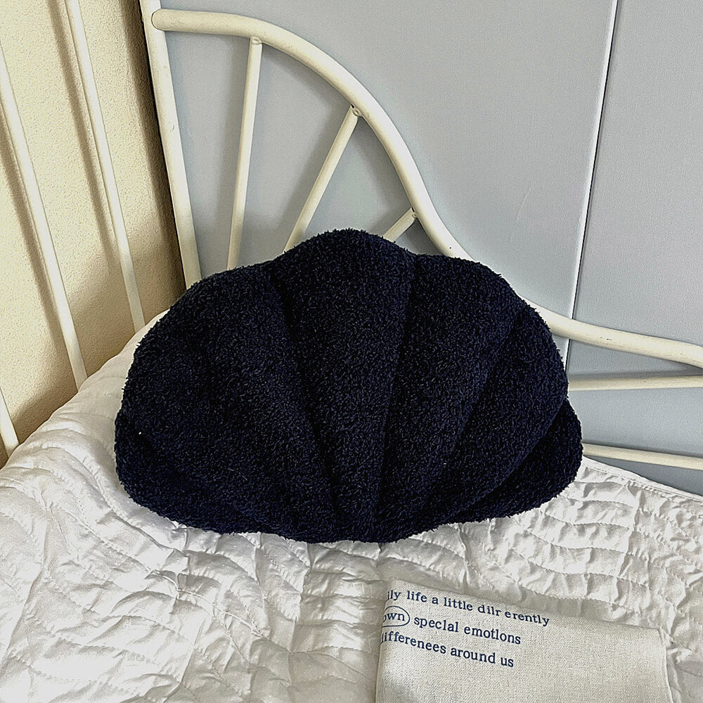 Coussin décoratif en forme de coquille en fausse laine de mouton luxueuse