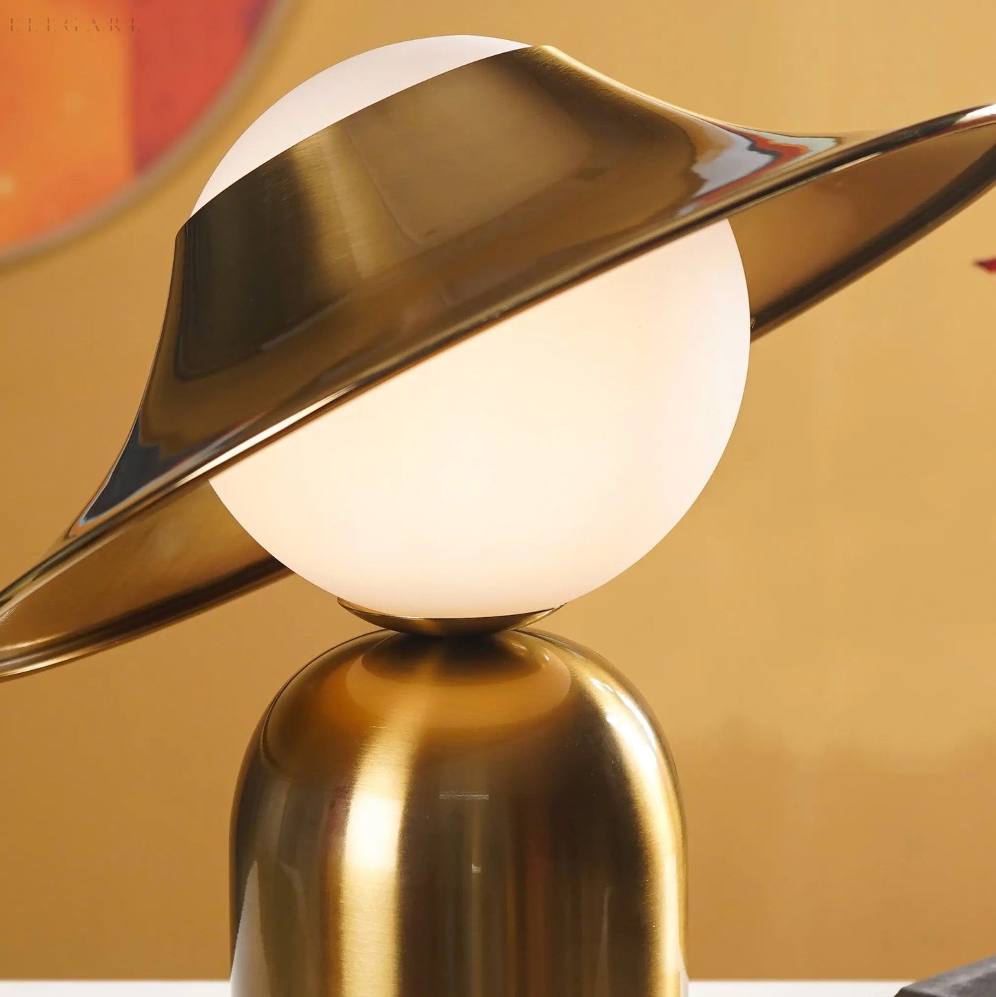 Lampe de table élégante en or avec LED, design scandinave pour un intérieur chaleureux