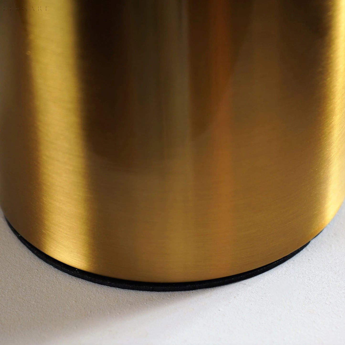 Lampe de table élégante en or avec LED, design scandinave pour un intérieur chaleureux