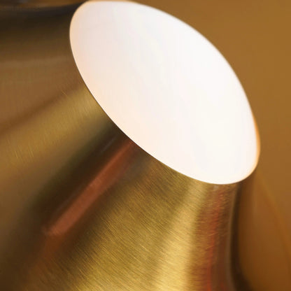 Lampe de table élégante en or avec LED, design scandinave pour un intérieur chaleureux