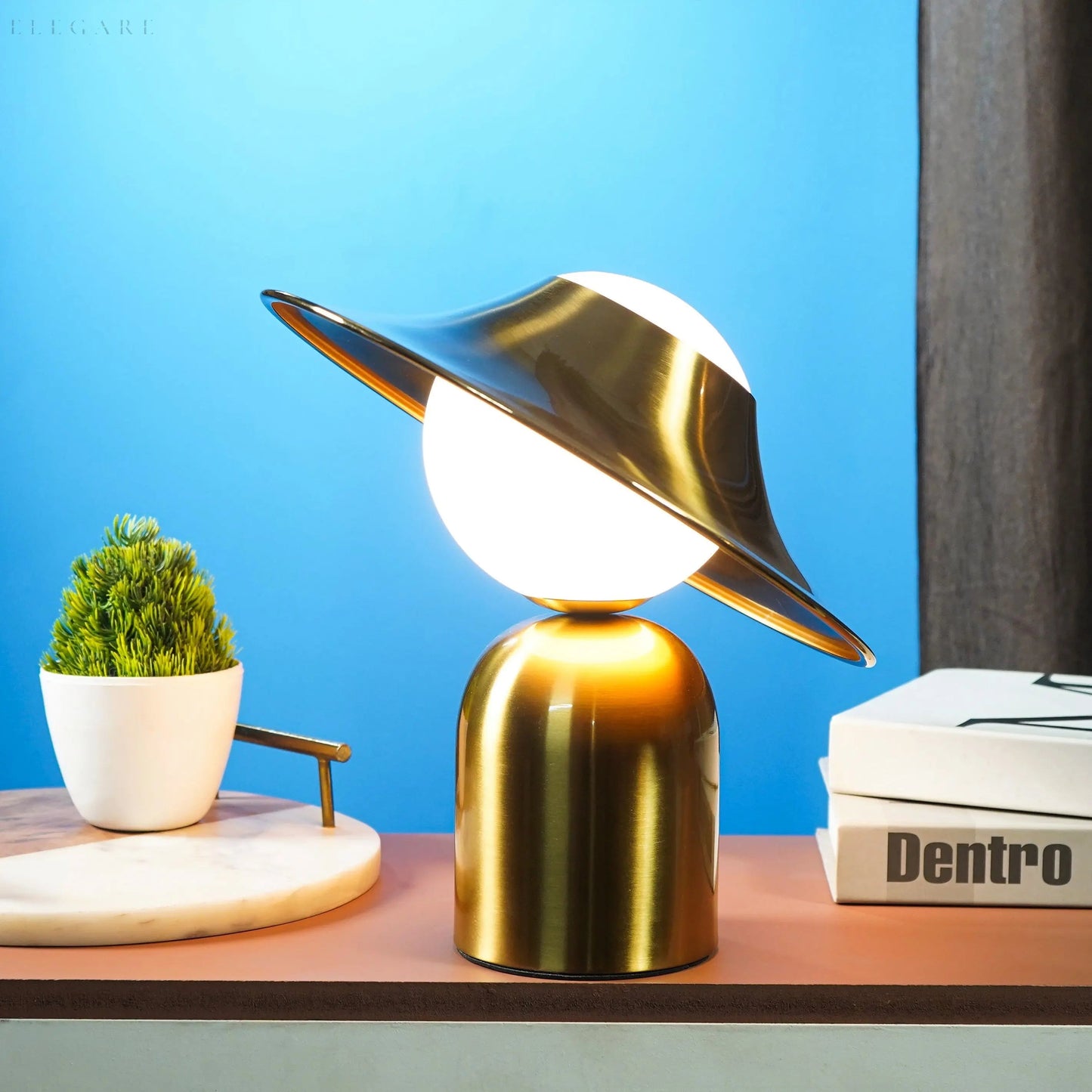 Lampe de table élégante en or avec LED, design scandinave pour un intérieur chaleureux
