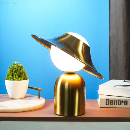Lampe de table élégante en or avec LED, design scandinave pour un intérieur chaleureux