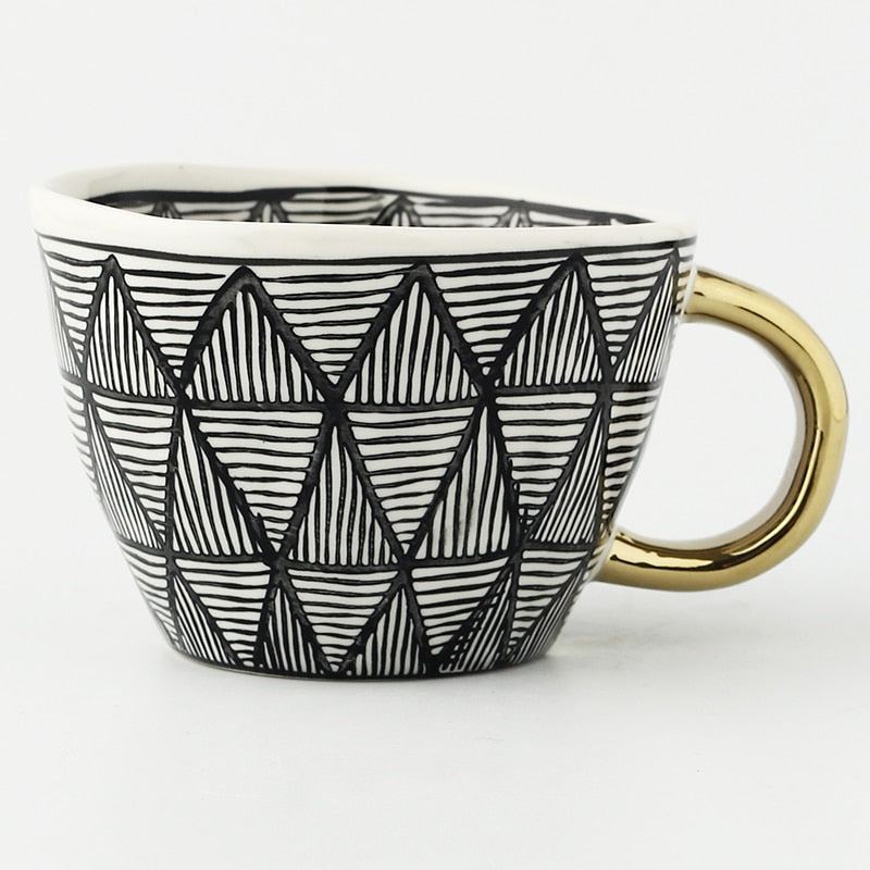 Tasse avec motif géométrique abstrait et anse dorée